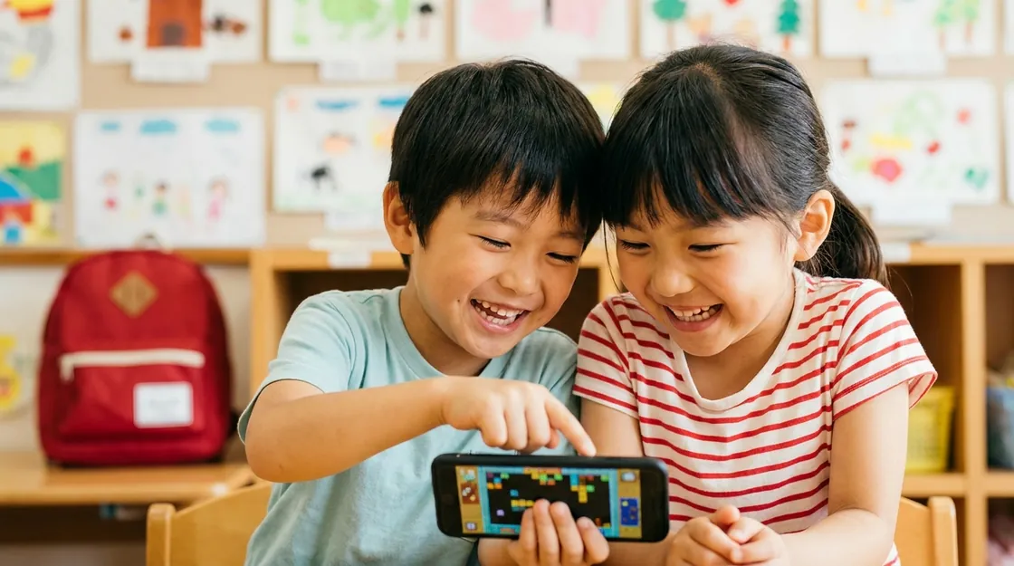 自分たちで作ったゲームを見せ合って笑う子どもたち